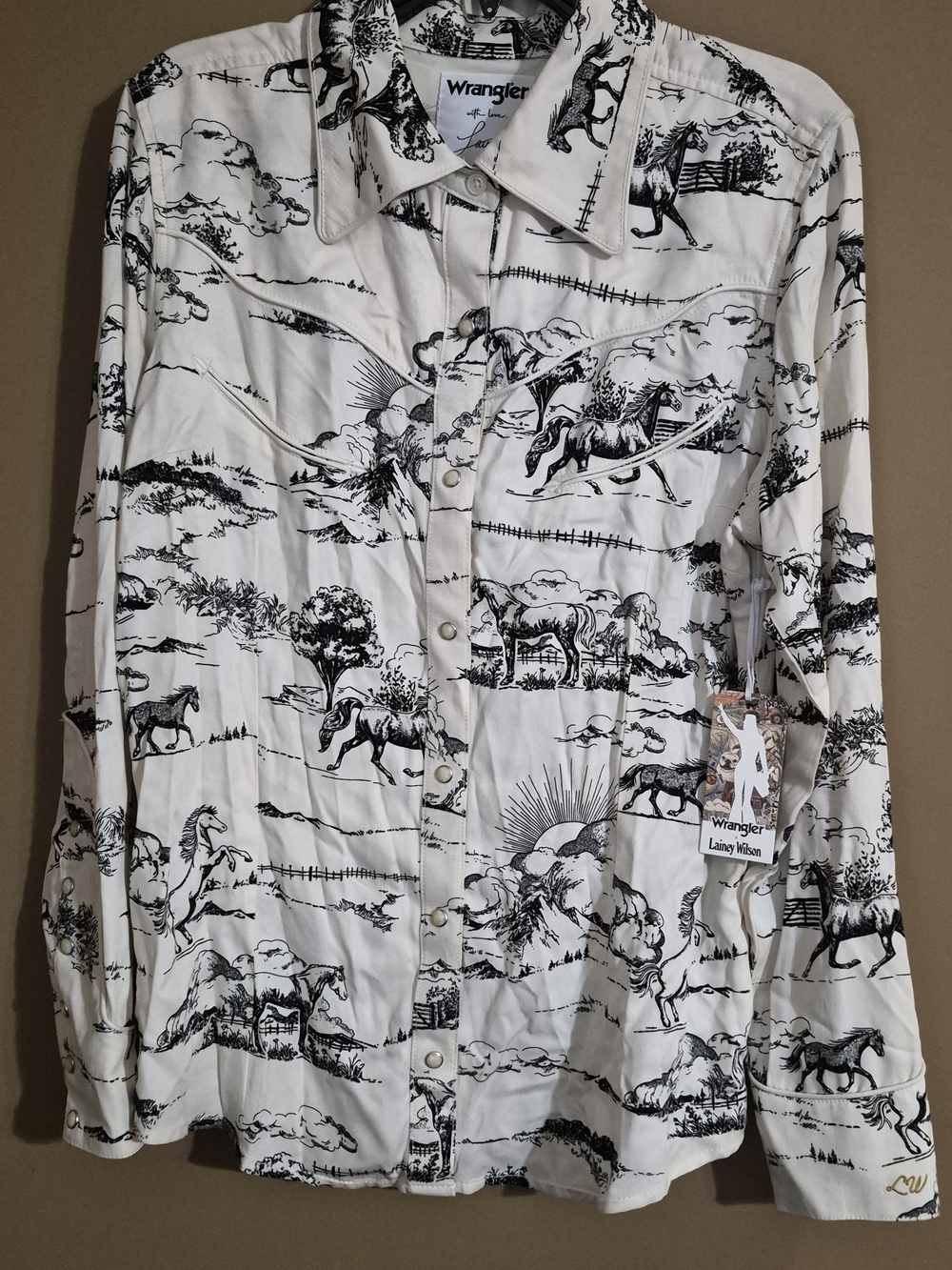Wrangler Lainey Wilson Button-up Shirt with Black Print Large NWT